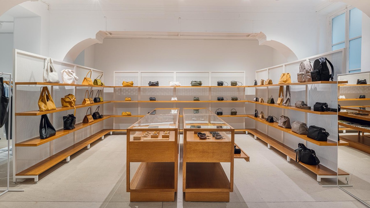 Showroom - Image 6